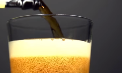 Bier inschenken uit een flesje